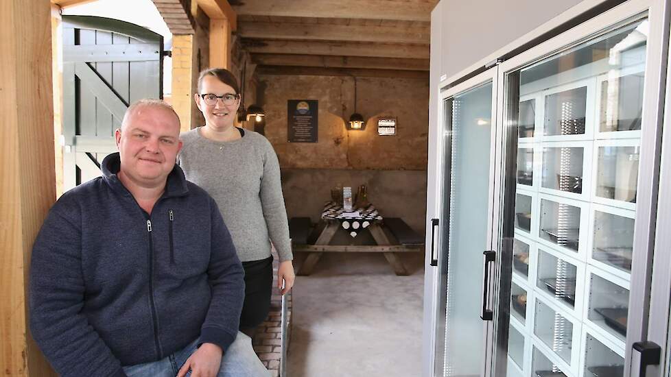 Willem (32) en Elsbeth van Meijeren (30) runnen in Haastrecht (ZH), een plaats op zo’n twee kilometer afstand van Gouda, een bedrijf met 11.000 vleeskuikens die ze volgens het Tante Door-concept houden.