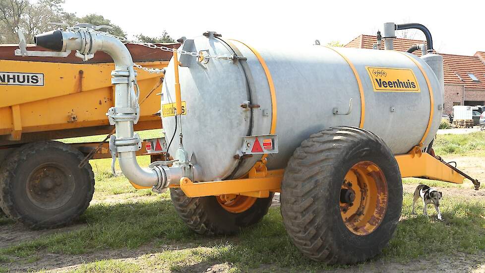 Voor het schoonspuiten (kuisen) van de stallen weekt Baeyens deze altijd in met deze gierton. „Dankzij het inweken kan de schoonmaakploeg de stallen sneller schoonspuiten. We zetten iedere zeven weken kuikens op en laten de stallen schoonspuiten. Met de w