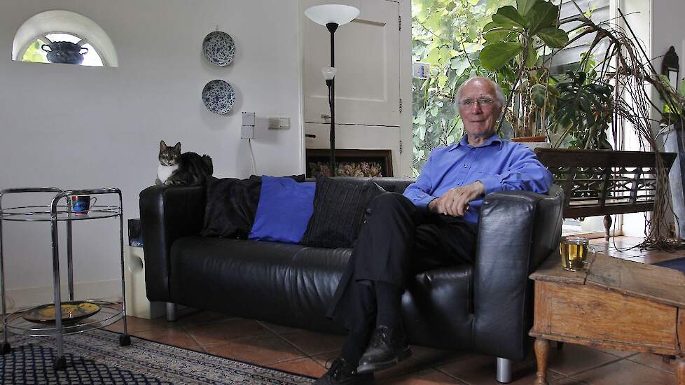 De invoering van een afrekenbare stoffenbalans met daarin het belasten van de stikstofuitstoot op bedrijfsniveau waardoor het stikstofprobleem vanzelf wordt opgelost. Rudy Rabbinge (foto) stelt dit idee voor als het Ei van Columbus. Rabbinge is voormalig