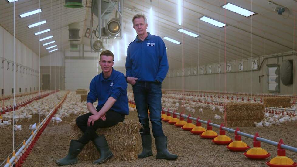 Joost (links) en Frank van Lith in de nieuwste scharrelvleeskuikenstal, gebouwd in 2016. Frank (60) stapte in 2012 van reguliere vleeskuikens over naar het Volwaard kuiken. „Het was toen best een lastige keuze; je wist niet of scharrelvleeskuikens de toek