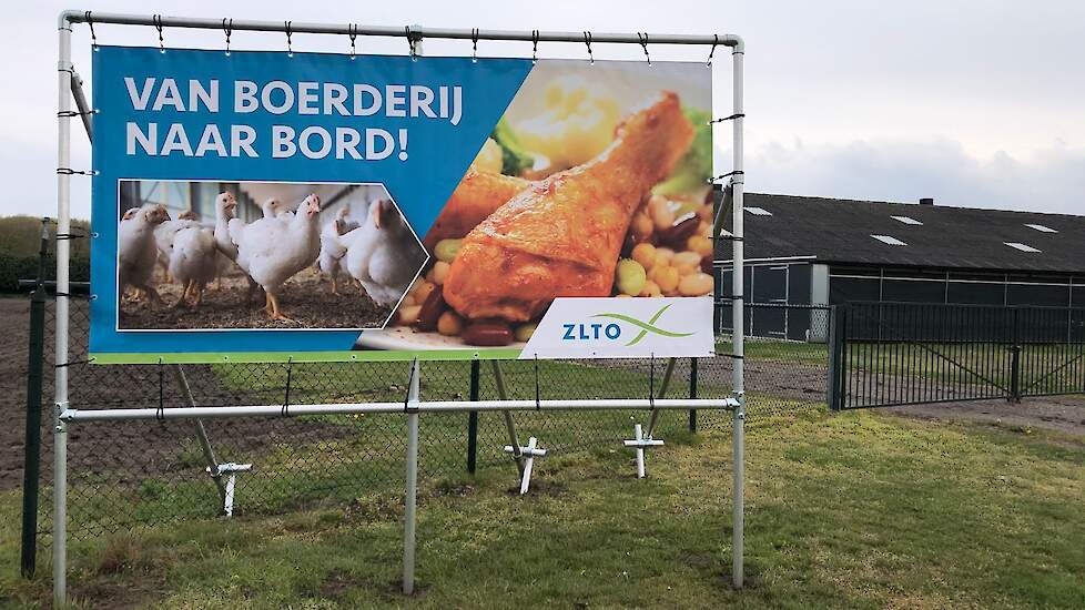 De plaatselijke ZLTO afdeling Land van Cuijk plaatste onlangs dit promotiebord bij Van Lith. „Wij vertellen graag ons verhaal en laten zien hoe wij kippen houden. Klanten zien vanuit de parkeerplaats de kuikens in de overdekte uitloop. Via Kip.kiplekker e