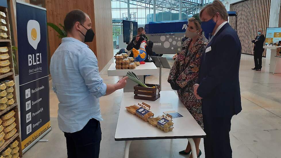 Leghennenhouder Peter Janssen uit Ysselsteyn in gesprek met koning Willem-Alexander en koningin Maxima tijdens het streekbezoek in Venlo (LB).
