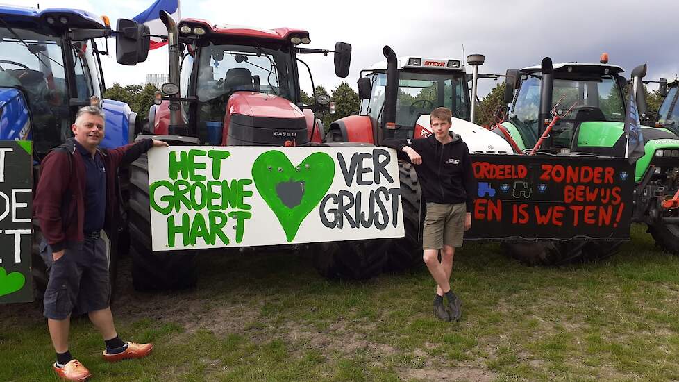 Familie Boere heeft een melkveebedrijf in Woerden-Langerak (UT). „We zijn bang dat het Groene Hart vergrijst: koeien eruit en woningen, industrie en wegen erin. We zien de bebouwing oprukken”, zegt vader John. Zoon Kevin: „Ik heb nog geen slapeloze nachte