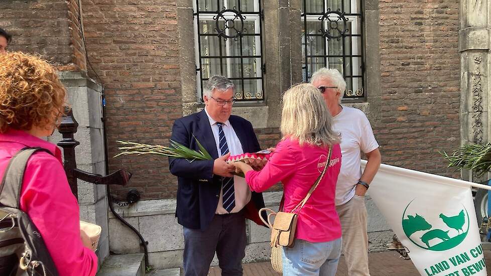 Burgermeester Hubert Bruls van Nijmegen kreeg ook eieren en kocht gladiolen voor het goede doel. Hij vroeg naar de achtergrond van de roze eieren.