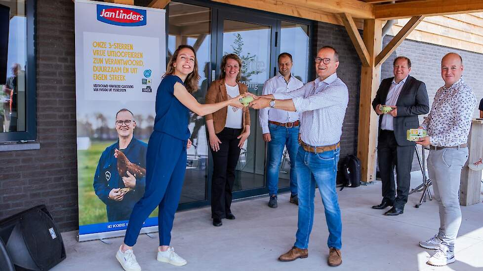 Overhandiging eerste doosje vrije uitloopeieren door Willy Claessens van Yverde aan Ruth Linders, Unit manager Vers bij Jan Linders. In de achtergrond van links naar rechts: Angelique Schreurs (Category manager Jan Linders), Peter Janssen (Yverde), Bernd