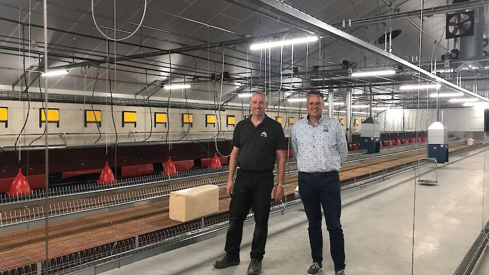 Cees de Haas(l) van Pluimveebedrijf de Haas en Berry Jacobs van Sleegers Farm Equipment in de nieuwe stal.