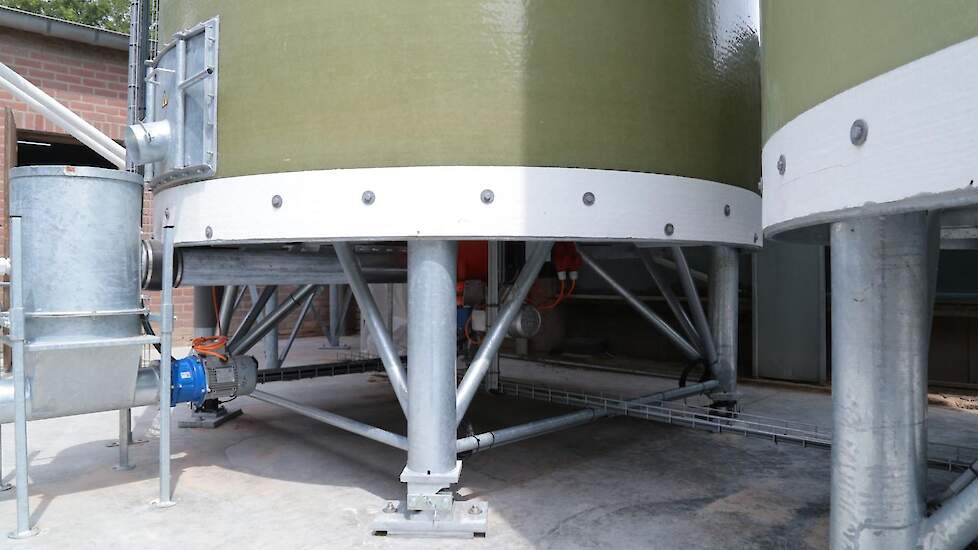 Rijkers koos voor twee Polem vlakbodemsilo’s van 70 kuub om ontmenging tegen te gaan. Ze kunnen de boven en onderste etage apart voeren of gebruik maken van een ochtend- en avondvoer. De silo’s staan op weegstaven. Een open dag zat er vanwege de coronaper