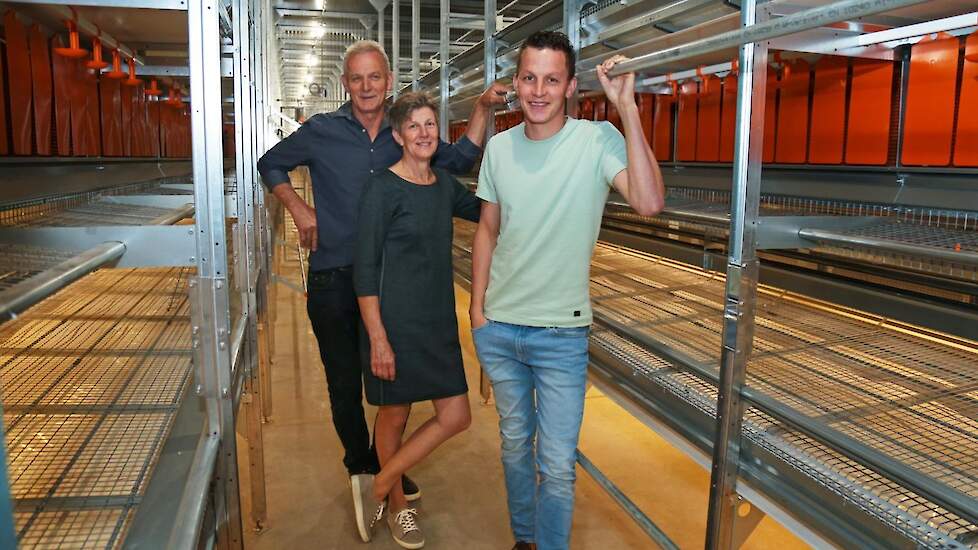 Harm, Piet en Maria Rijkers in hun nieuwe  legpluimveestal. Met hun bedrijf Landschot BV houden ze leghennen en varkens. De twee etage stal zijn ingericht met  Big Dutchman Natura Colony volière. Op 13 en 14 juli 2021 zijn de DeKalb witte hennen opgezet.