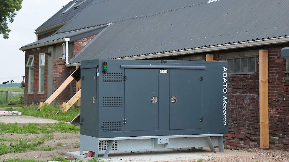 De familie kocht een nieuw zelfstartend noodstroomaggregaat. „Dit geeft een veiliger gevoel wanneer de stroom wegvalt”, motiveert Berend-Jan. Het noodstroomaggregaat test iedere maand automatisch. Dat is zo ingeprogrammeerd.