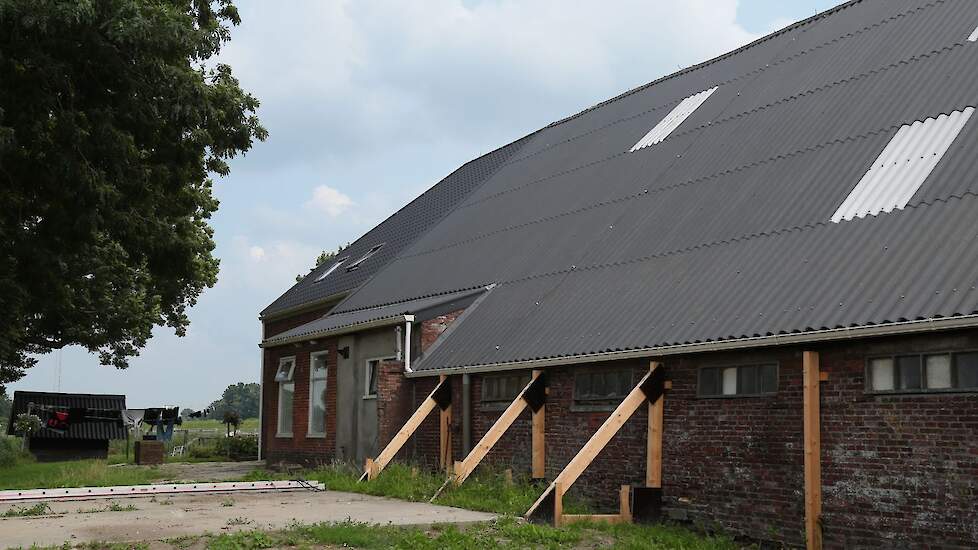 Het dorp Woltersum ligt hemelsbreed amper 10 kilometer van Loppersum in het aardbevingsgebied in Noordoost Groningen. Door de aardbevingen kwamen er scheuren in de muur van hun oude boerderij. Bouwvakkers verstevigden de muur zodat deze niet omvalt. „We m