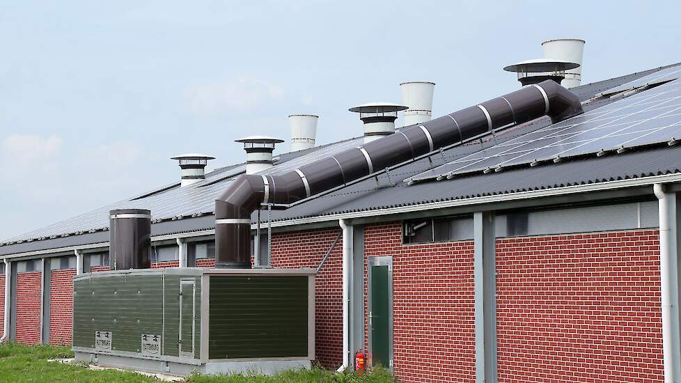 De mestbeluchting gaat via de warmtewisselaar. Lalkens moest investeren in de warmtewisselaar om ammoniak te reduceren. „Het drogestof percentage van de mest ligt dankzij de mestbeluchting via de warmtewisselaar rond de 70 procent. In onze oude stal werke