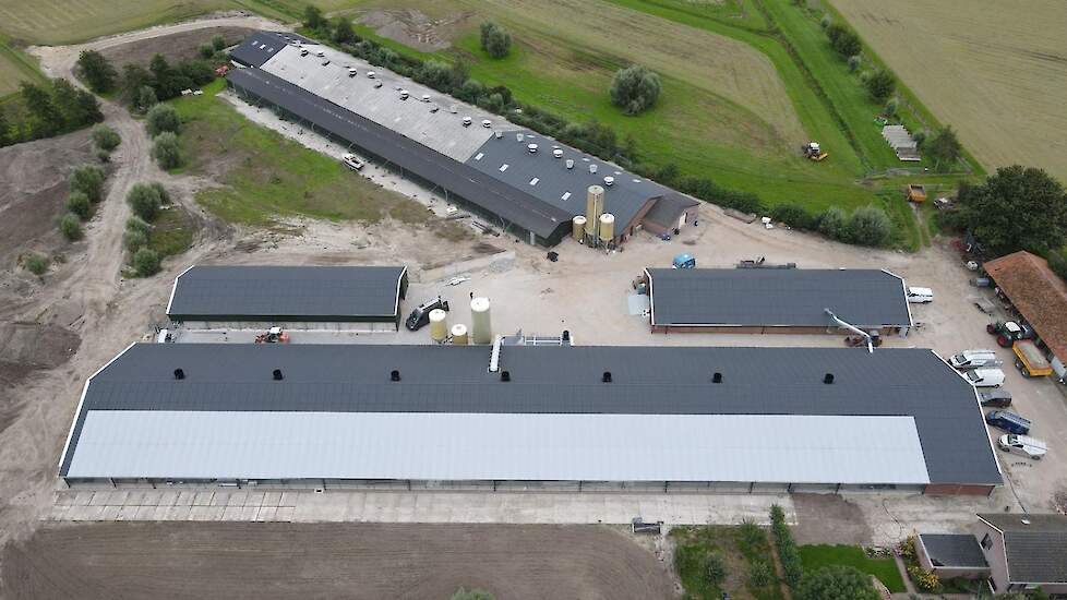 Een luchtfoto van het leghennenbedrijf van de familie Van Ramshorst met vooraan de nieuwe stal.
