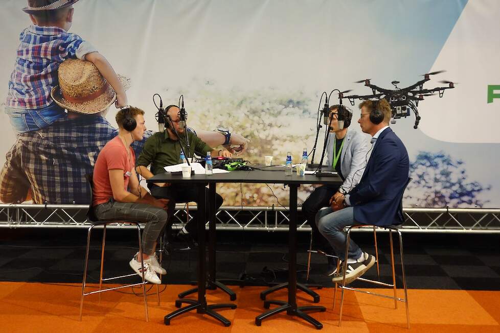 Willem van den Bout (links vooraan) en Jeroen van den Hurk (rechts vooraan) tijdens de PluimveePodcast Bedrijfsopvolging en rendementsperspectief op vakbeurs Dutch Poultry Expo in Hardenberg (OV).