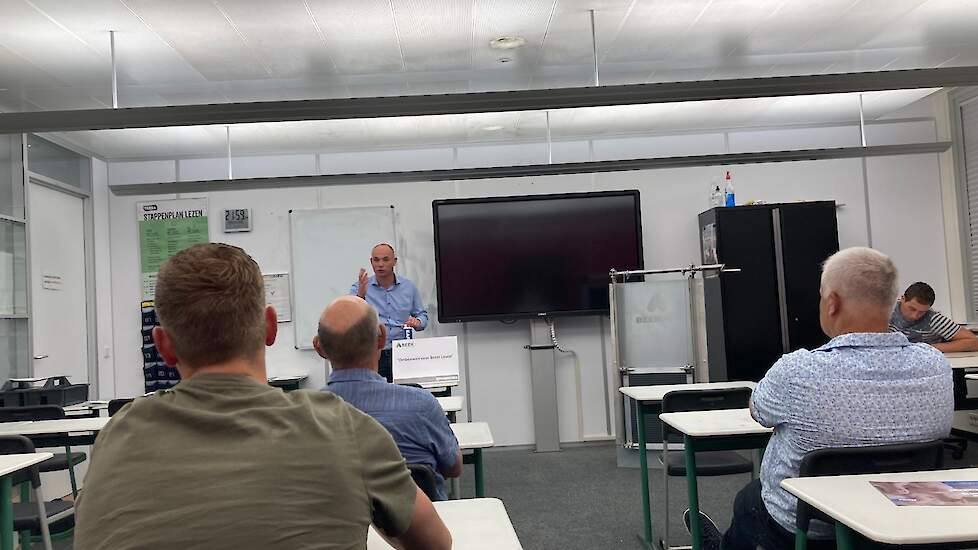 Verkoopadviseur Tonny Cattier van stallenbouwer en stalinrichter Beek Agri uit Wekerom (GD) ging tijdens de thema-avond in op de bouw van wintergartens aan en in vleeskuikenstallen.