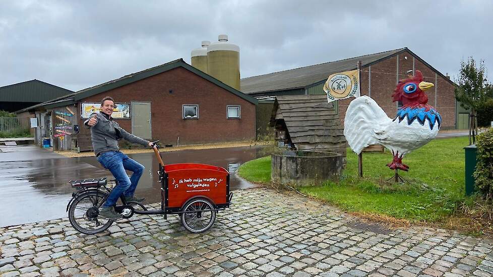 Vanuit het uiterste Zuidelijke puntje van Nederland vertrekken witte eieren met een pluimveehouder op een bakfiets langs pluimveebedrijven en vanuit het Noorden komen op dezelfde wijze de bruine eieren naar Barneveld.