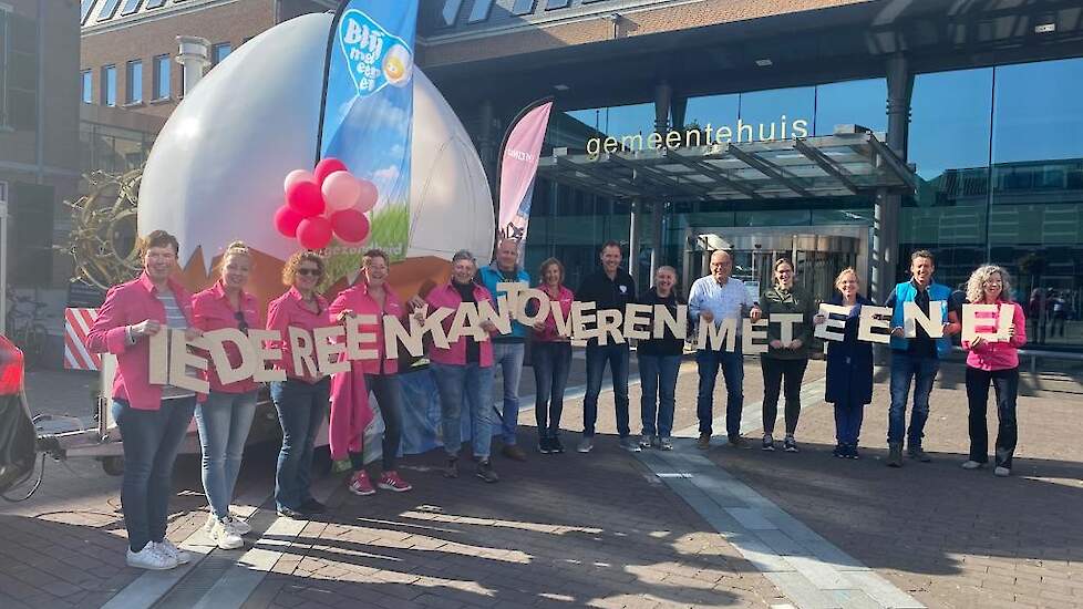 Iedereen kan toveren met een eitje is de slagzin van de letters die legpluimveehouders vanuit Noord en Zuid Nederland meebrachten naar Barneveld.