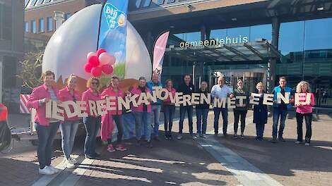 Iedereen kan toveren met een eitje is de slagzin van de letters die legpluimveehouders vanuit Noord en Zuid Nederland meebrachten naar Barneveld.