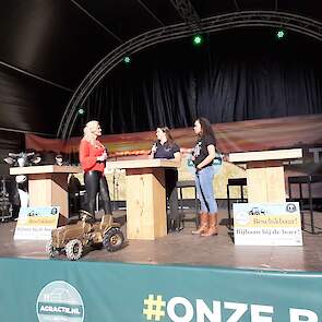 Vloggers Naomi en Vivianne doen hun verhaal op het podium.