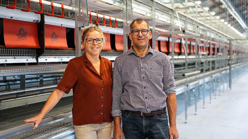 Jos en Gerry Mans in hun nieuwe biologische legpluimveestal. „Ik geloof niet meer in schaalvergroting. We moeten produceren wat de markt vraagt”, zegt Jos Mans, legpluimveehouder in het Limburgse Weert. Hij stopte afgelopen jaar als LTO/NOP voorzitter leg