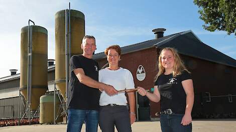 Femke van den Berg neemt het leghennen- en melkveebedrijf in de toekomst over van haar ouders Maarten en Marieke. Op de achtergrond hun etagestal.