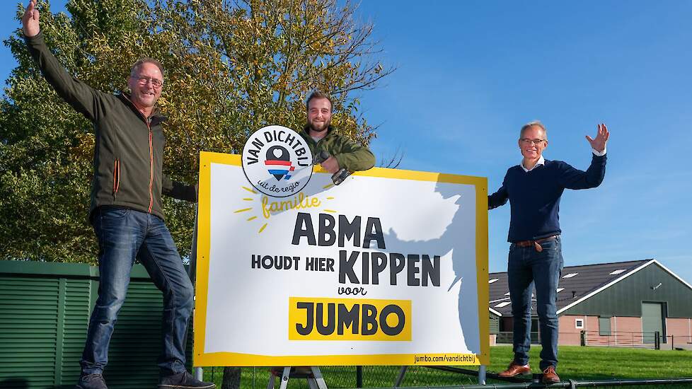 Cees van Vliet, COO van Jumbo plaatst het bord bij pluimveehouder Abma in Groningen. Zoon Jesse neemt binnenkort het bedrijf over van zijn vader Ruurd. De familie Abma gaat over van Nieuwe Standaard Kip naar 1 ster Beter Leven kip.