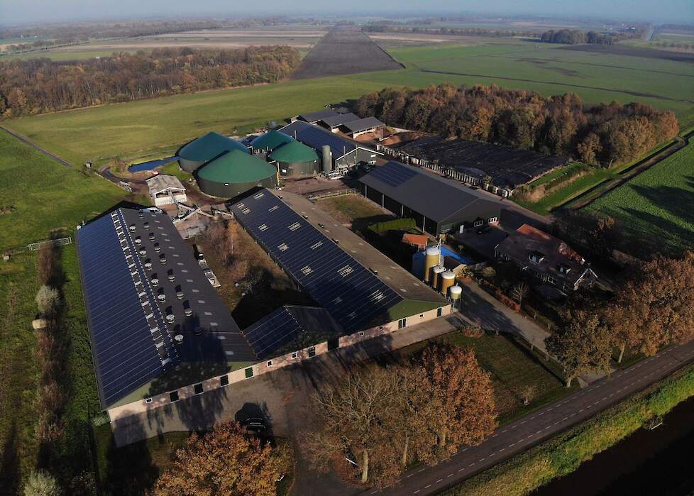 Achter de boerderij van Gert staan grote tanks voor biovergisting.