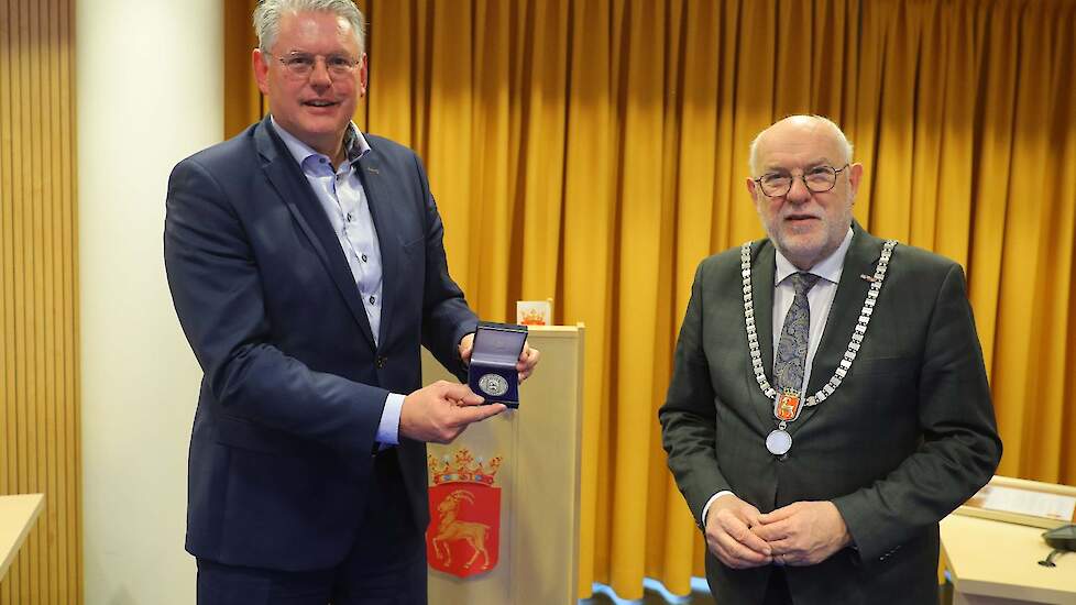 Martin van Collenburg (links) ontvangt de Wimke de Körver prijs uit handen van burgemeester Karel van Soest.