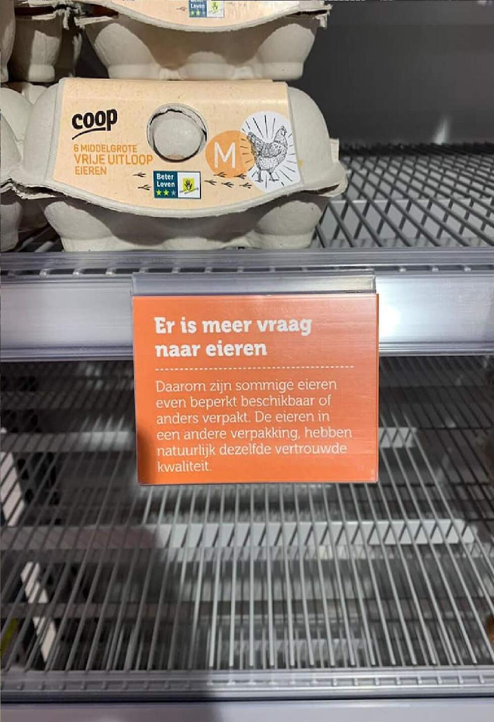 Bij de Coop in Oss hangt een bordje waarop een consument kan lezen dat er momenteel meer vraag is naar eieren.