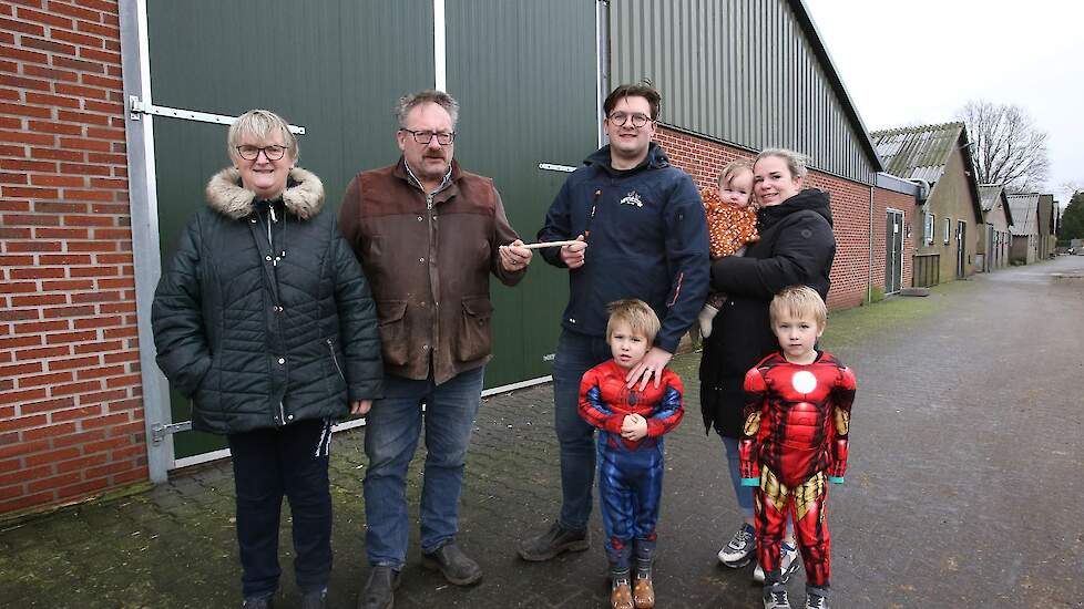 Johan van Oort (35) neemt het vleeskuikenouderdierenbedrijf binnen 4,5 jaar over van zijn ouders Jan en Jolanda. Op de achtergrond hun nieuwste stal uit 2014.