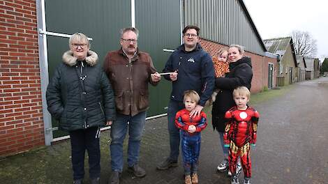 Johan van Oort (35) neemt het vleeskuikenouderdierenbedrijf binnen 4,5 jaar over van zijn ouders Jan en Jolanda. Op de achtergrond hun nieuwste stal uit 2014.
