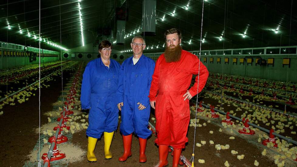 Moeder Ingrid, vader Ronny en Bart Baeyens in hun nieuwste vleeskuikenstal. 