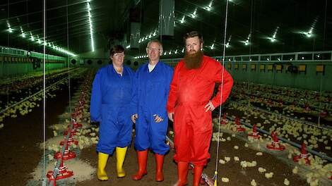 Moeder Ingrid, vader Ronny en Bart Baeyens in hun nieuwste vleeskuikenstal. 