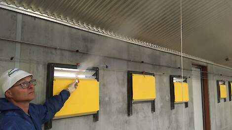 „Pluimveehouders moeten minstens ieder half jaar de werking van hun ventilatie controleren met een rookproef, niet alleen na nieuwbouw. Er kan iets stuk gaan zodat de werking niet meer optimaal is”, zegt Van Wee.