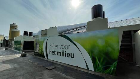 Vermeerderingsstal met vier Eco Air Care-units voor vermindering van uitstoot van stikstof en fijnstof, en voor koeling en verwarming.