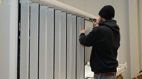 Eindmontage van een daglichtsysteem. Alles is maatwerk dus dat vraagt veel handjes. 