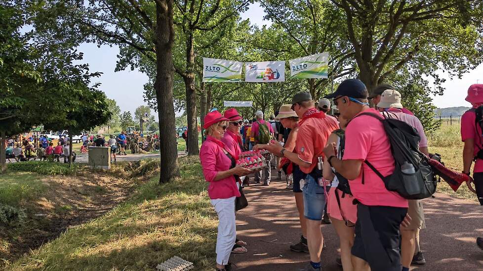 „Opvallend was dit jaar dat ik een aantal keer 'sterkte' gewenst kreeg door wandelaars. Ik ben ook geïnterviewd door Arte TV. In die paar minuten was mijn tray met eieren al leeg, zo gewild zijn de eieren", zegt mmmEggie Lian van Ingenbleek.