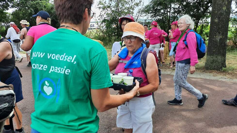 Boeren uit de regio delen hapjes uit aan de wandelaars. In totaal delen de vrijwilligers in drie dagen 7.000 kilo zuivel, 200 kilo worst, 8 kistjes trostomaten, 600 appels, 40 komkommers, rode paprika en 700 kilo kaas uit.