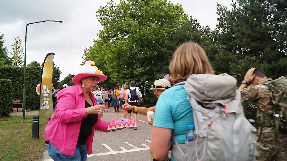 mmmEggies uit Barneveld reisden af naar Brabant om mee eieren uit te delen. „Elk jaar een gezellig feestje, zo leuk om te doen. Fijn dat het weer kan", zegt Ada Harthoorn, legpluimveehoudster uit Lunteren.