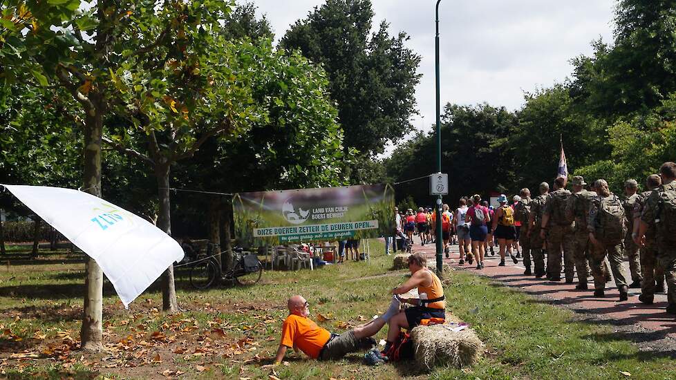 Even uitrusten in het boerenrustpunt en nog 17 kilometer te gaan voor de finish op Villa Gladiola in Nijmegen.
