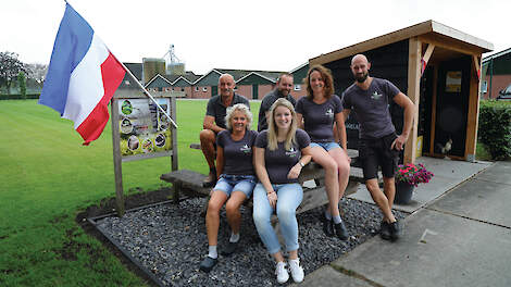 Johan, Rianne, Gert-Jan Bruinenberg, Sharon, Mirjam en Erik Bouwhuis bij de eierautomaat. Klanten maken vaak gebruik van de picknickbank.