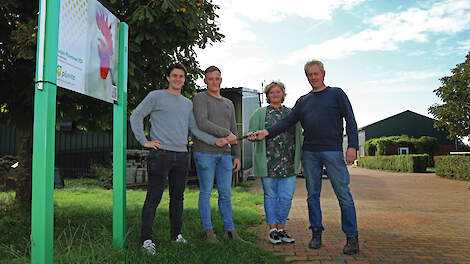 Luc (links) en Paul Beijer (25) nemen het opfokbedrijf in de toekomst over van hun ouders Ad (58) en Hilde (59). Op de achtergrond hun opfoklocatie in Wamel.