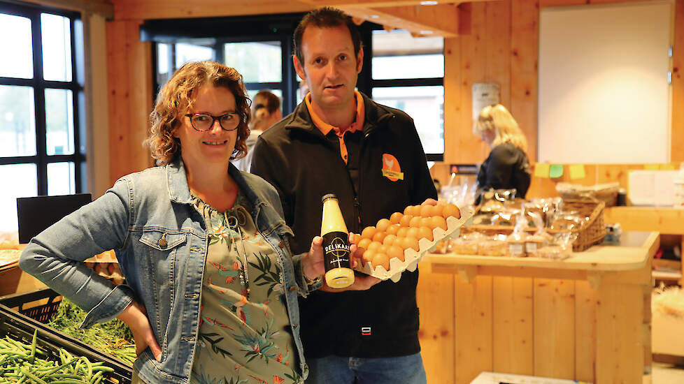 De verkoop van eieren en andere producten uit de boerderijwinkel loopt beter dan verwacht. „Zonder rechtstreekse verkoop hadden we de derde stal nooit kunnen bouwen", zegt Gertjan Lagerweij.