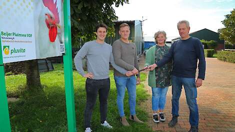 Paul, rechts naast zijn tweelingbroer Luc, neemt de locatie in Beneden-Leeuwen (GD) over van zijn ouders Hilde en Ad. Op de achtergrond hun opfokbedrijf in Wamel.