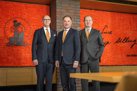 Dr. Frank Hiller (in het midden) wordt de nieuwe CEO van Big Dutchman. Bernd Meerpohl (links) geeft het CEO-stokje op 1 april 2023 door. Rechts op de foto: Jürgen Steinemann, bestuursvoorzitter van Big Dutchman.