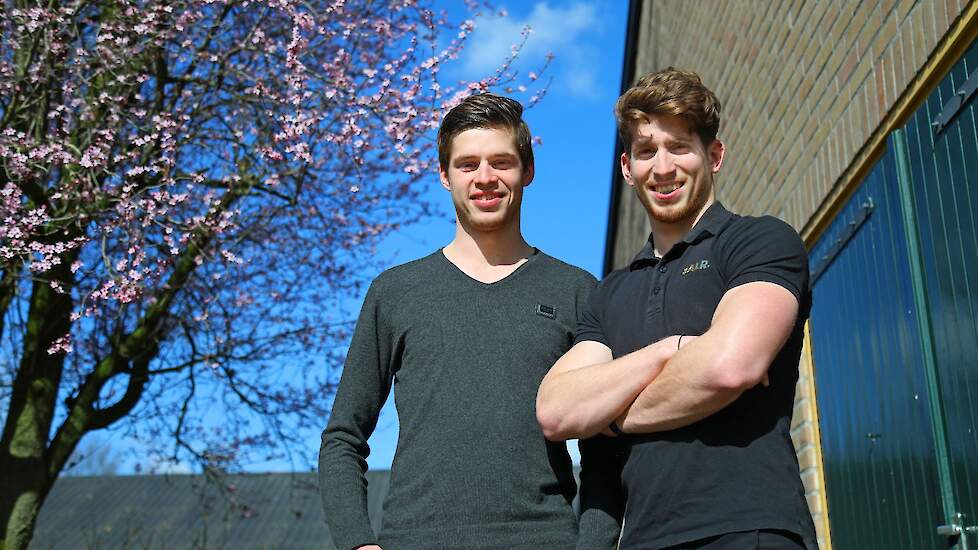 Ruud (26, links) en zijn jongere broer Roel (23) Smits namen het vleeskuikenouderdierenbedrijf eind 2020 over van Michel en zijn vrouw Marian Knoops.