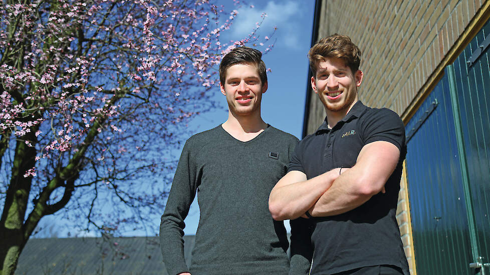Ruud (26, links) en zijn jongere broer Roel (23) Smits namen het vleeskuikenouderdierenbedrijf eind 2020 over van Michel en zijn vrouw Marian Knoops.