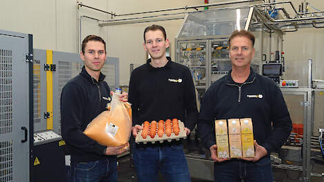 V.l.n.r. Stef, Max en Peter Vermeulen met de eieren en eiproducten voor de nieuwe Oettel-afvulmachine.