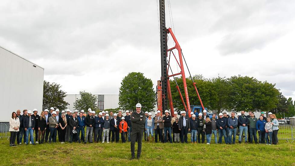 Fotograaf Aalt Guliker maakt voor 2 Sisters Storteboom enkele foto's van het plaatsen van de eerste heipaal.