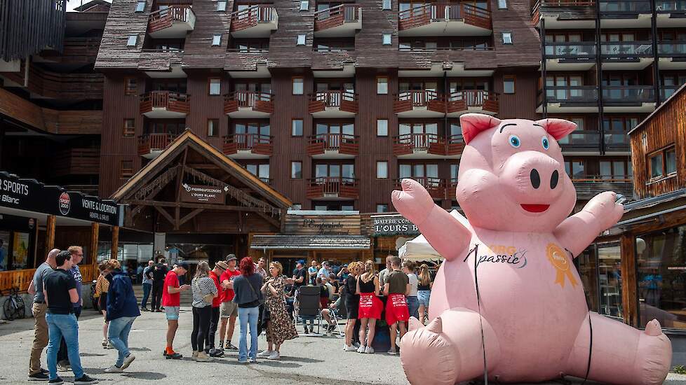 Zondag was het welkomstcafé bovenop de Alpe d'Huez om de deelnemers en hun supporters te verwelkomen. „We hebben 20 liter koffie gezet. Het was ontzettend gezellig om elkaar hier te ontmoeten aan het begin van deze week", zegt Antoine van Loon, al jaren m