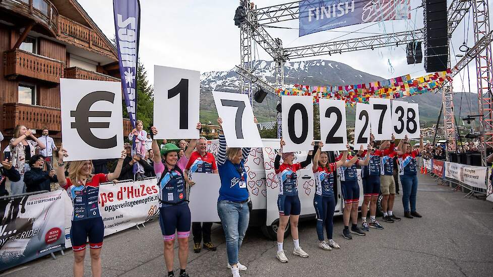 Donderdag 1 juni 2023 om 20.00 uur maakte Alpe d'HuZes de tussenstand bekend: 17.022.738 euro. Sinds de eerste editie in 2006 staat het totaalbedrag op ruim 208 miljoen euro. Alpe d’HuZes hanteert een strikt anti-strijkstokbeleid. Honderd procent van de d